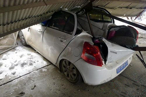 公司小區停車棚坍塌（tā）壓壞車輛造成損失，誰來買單？