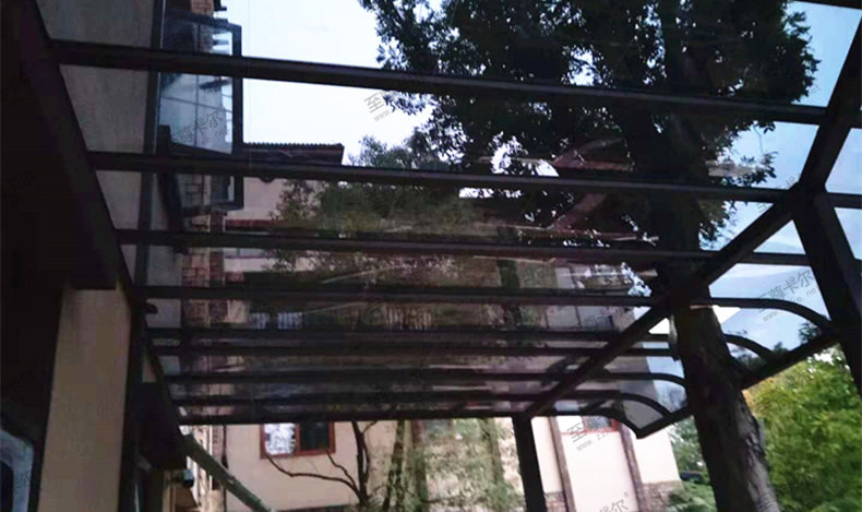門前有棵樹，不想把樹砍了怎麽搭建耐力板雨棚？