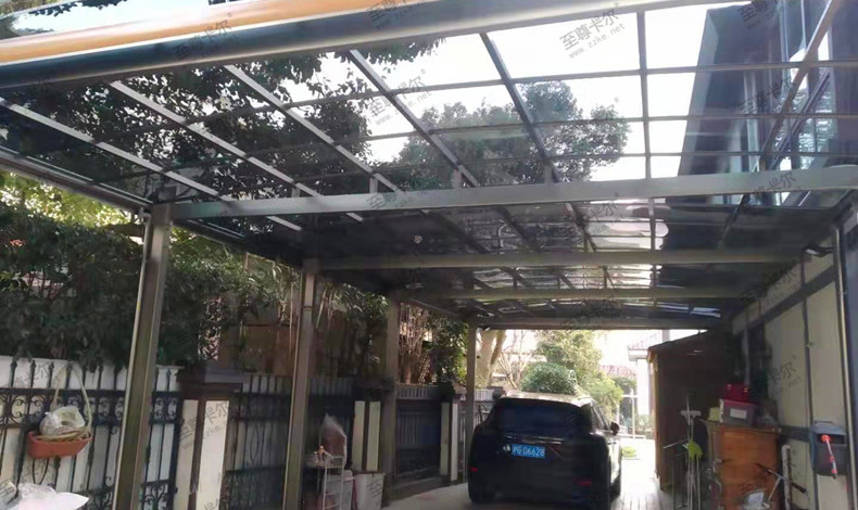 別墅庭院（yuàn）停車棚選擇這種,既防雨（yǔ）又透光