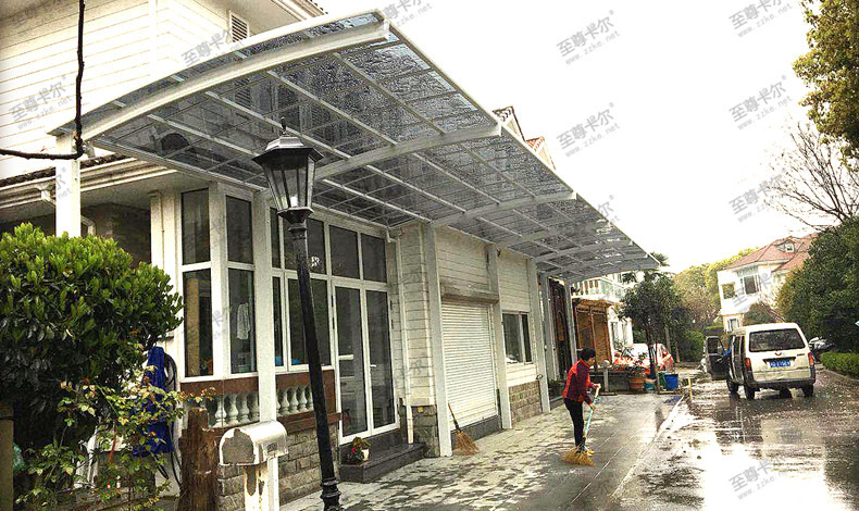 用車棚（péng）材（cái）料規格搭建的別墅門口雨棚圖片案例，效果超級棒（bàng）