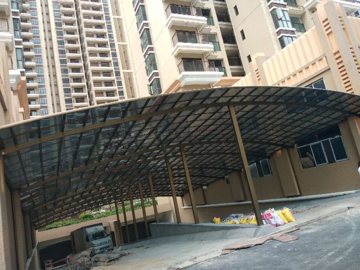 地下車庫出入口雨棚效果圖大全，不僅堅（jiān）固耐用還很美（měi）觀