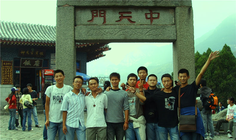 那年，至尊（zūn）卡爾在（zài）攀登泰（tài）山
