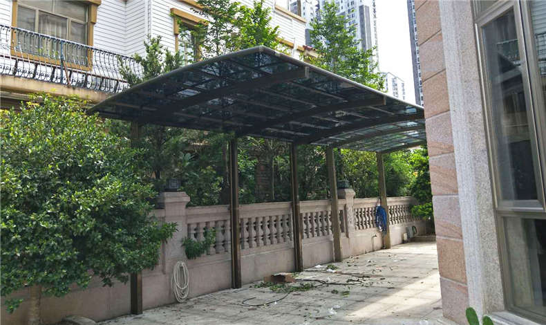 為什麽越來越多人選擇聚（jù）碳酸酯（zhǐ）板汽車停車棚（péng）