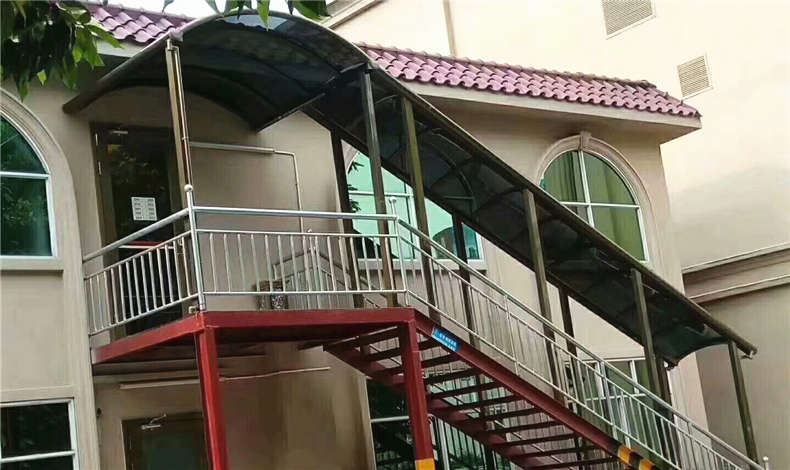 高（gāo）端大（dà）氣的室外樓梯雨棚