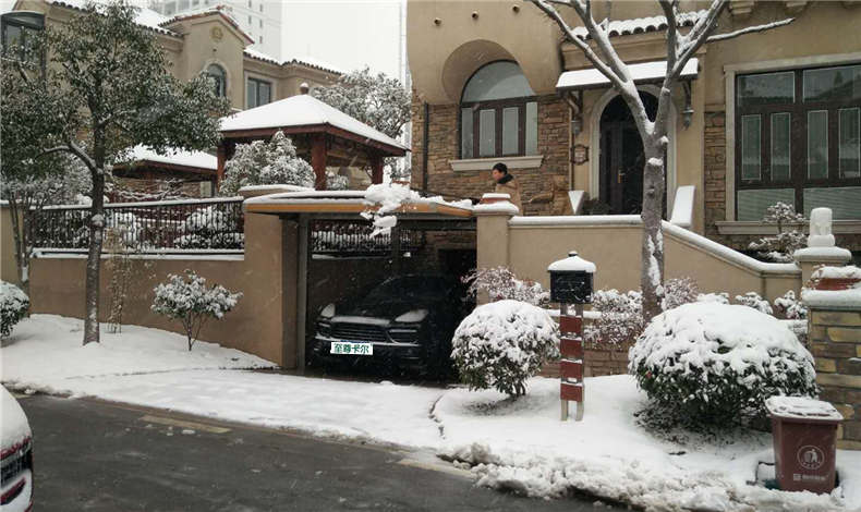 溫馨（xīn）提示：注意積雪厚（hòu）度，及時清除車棚積（jī）雪