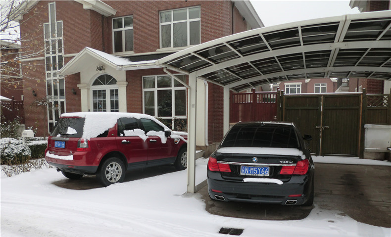 冬天車上滿（mǎn）是積雪，該怎麽清（qīng）理啊！