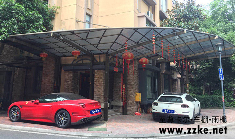 大家猜一下棚下（xià）的車值多少錢？