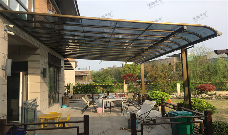 在自（zì）建房庭院搭建（jiàn）雨棚，不僅實用（yòng）還（hái）美觀