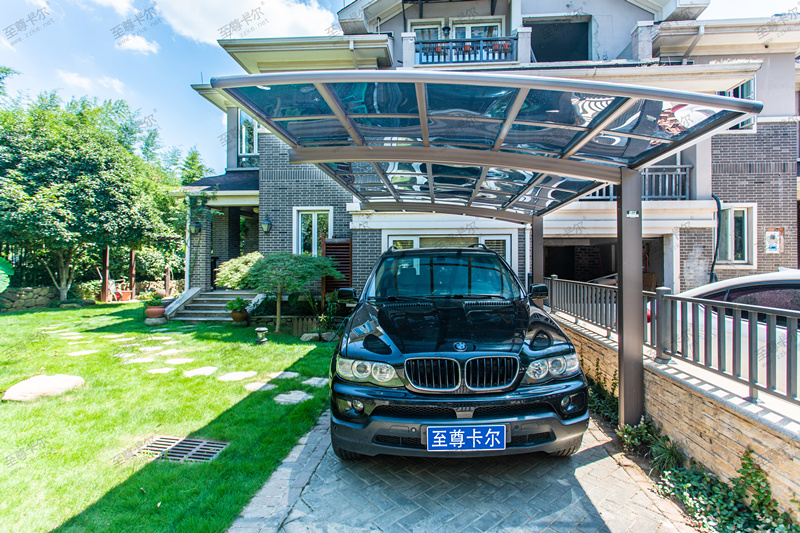 車棚廠家告訴你，搭建戶外停（tíng）車棚的好處有哪些！