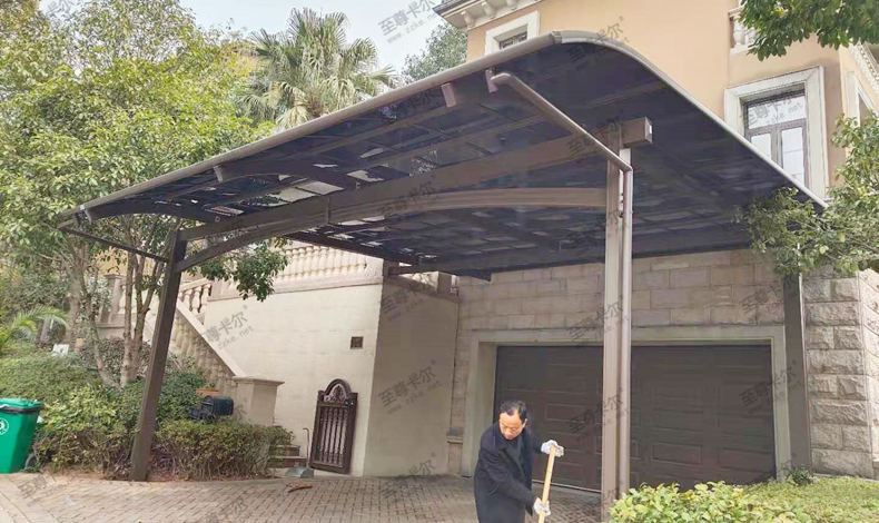 耐力板車棚廠家的自白：為（wéi）什麽要選耐力板車棚（péng）