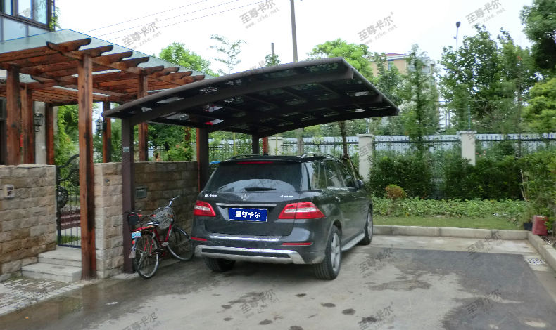 安裝車棚（péng）除（chú）了膜結構和彩鋼板（bǎn），用耐力板也是不錯的選擇
