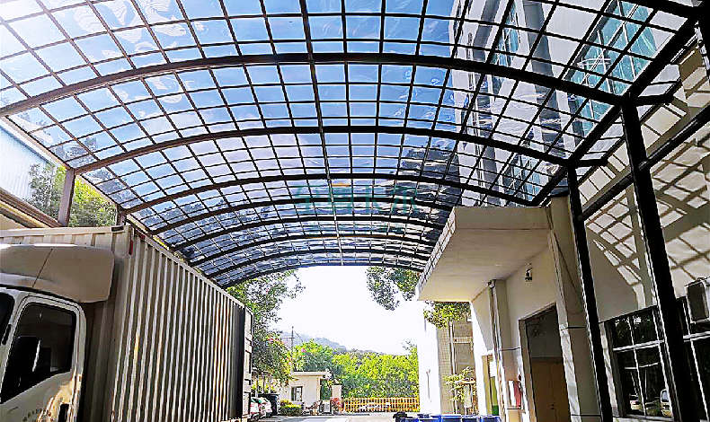 陽光雨棚建議裝（zhuāng）這種材質，高（gāo）透光，不易碎，能用20年