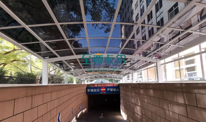 鋼化玻璃雨棚廠家和鋁合金雨棚廠家選（xuǎn）哪個？